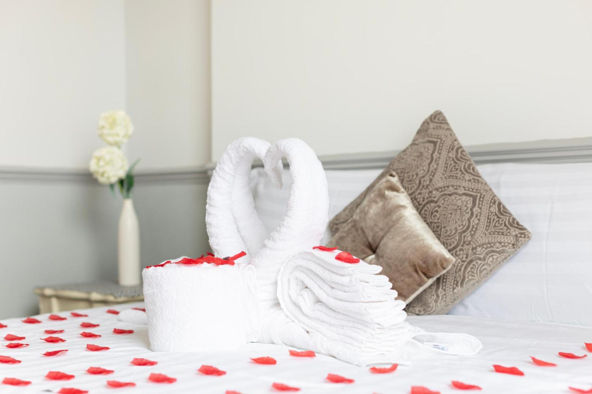 The Manor Hotel Llandudno Bagian luar foto