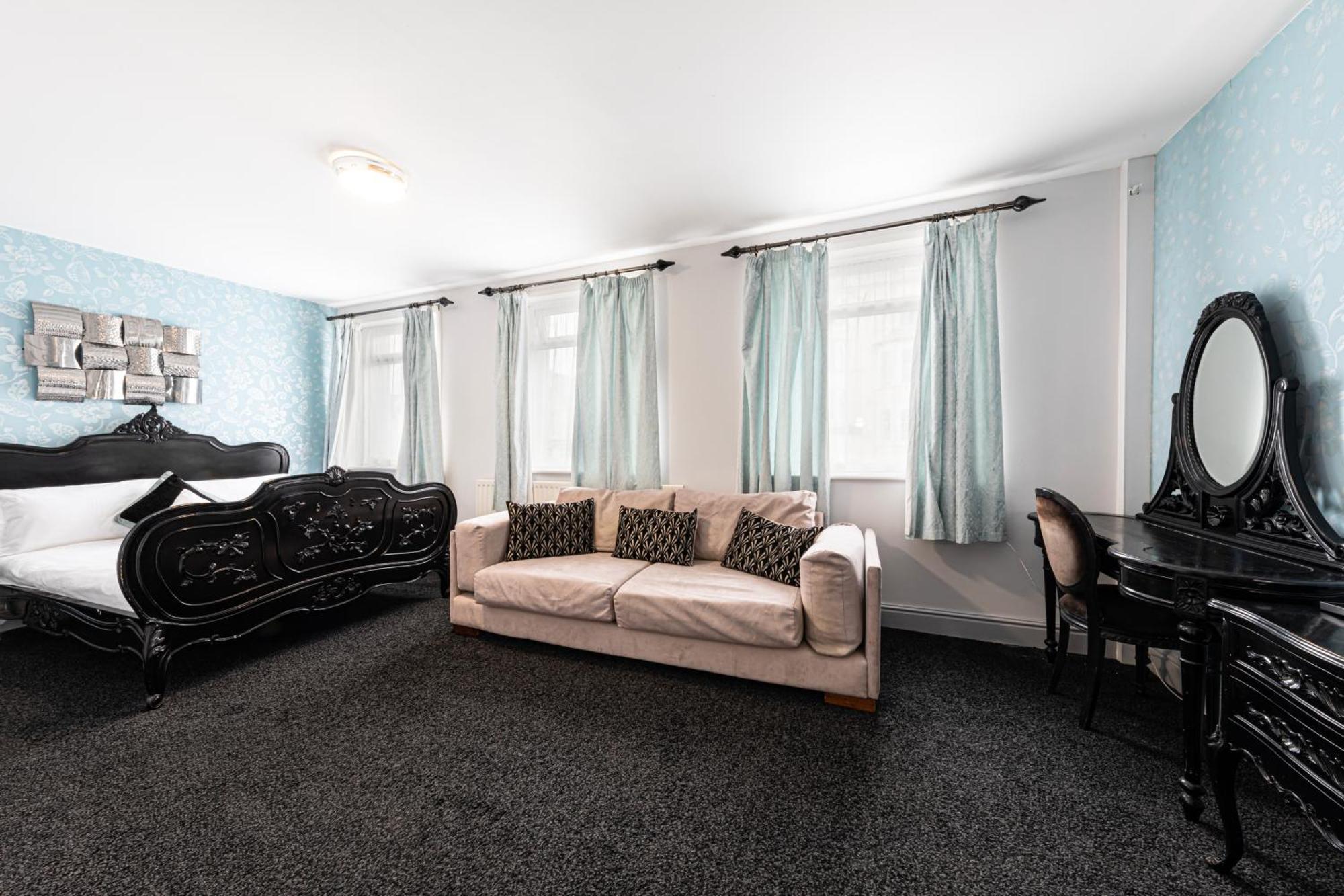 The Manor Hotel Llandudno Bagian luar foto
